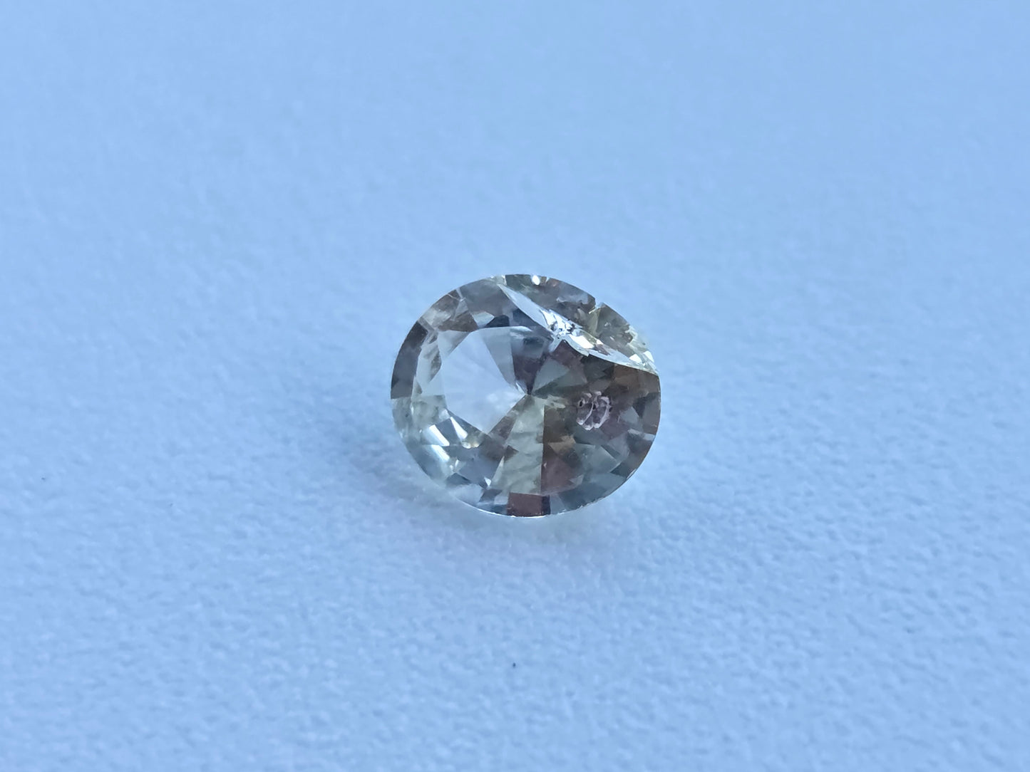 0.58 CT CEYLON YELLOW SAPPHIRE - Crack in the Edge