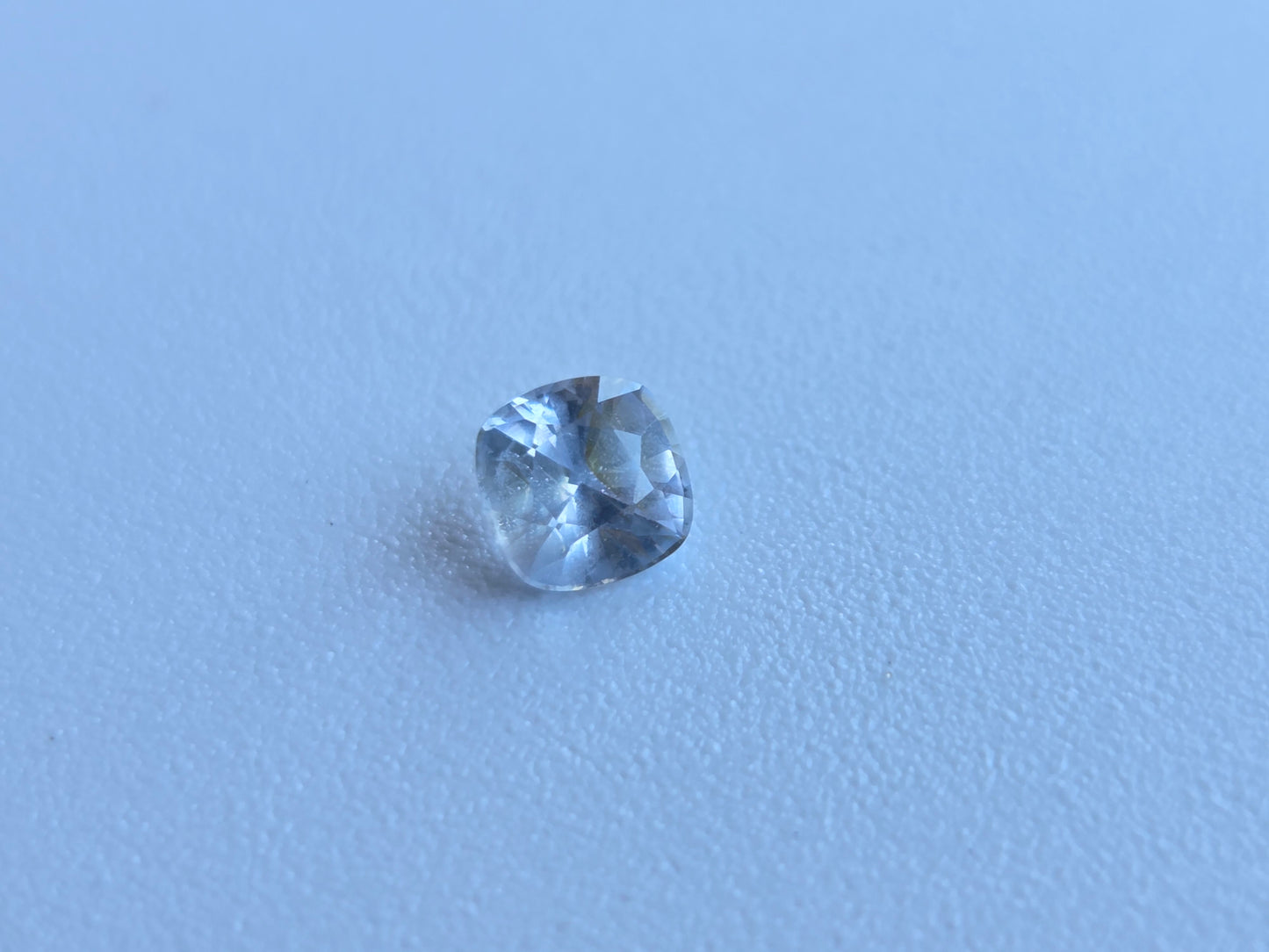 0.565 CT CEYLON WHITE SAPPHIRE