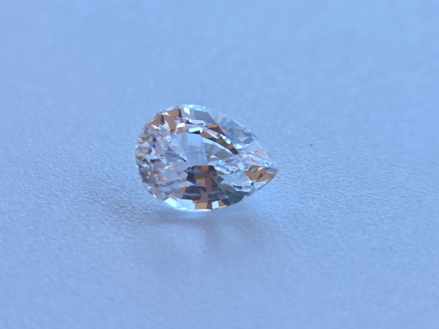 1.9 CT WHITE SAPPHIRE
