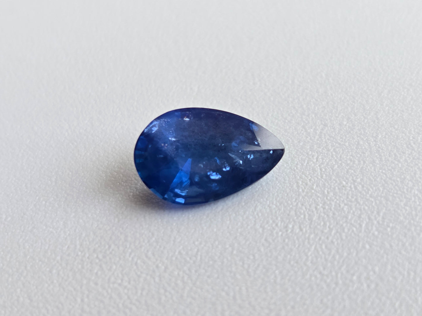 2.55 CT INTENSE CORNFLOWER BLUE SAPPHIRE - Inclution Visible