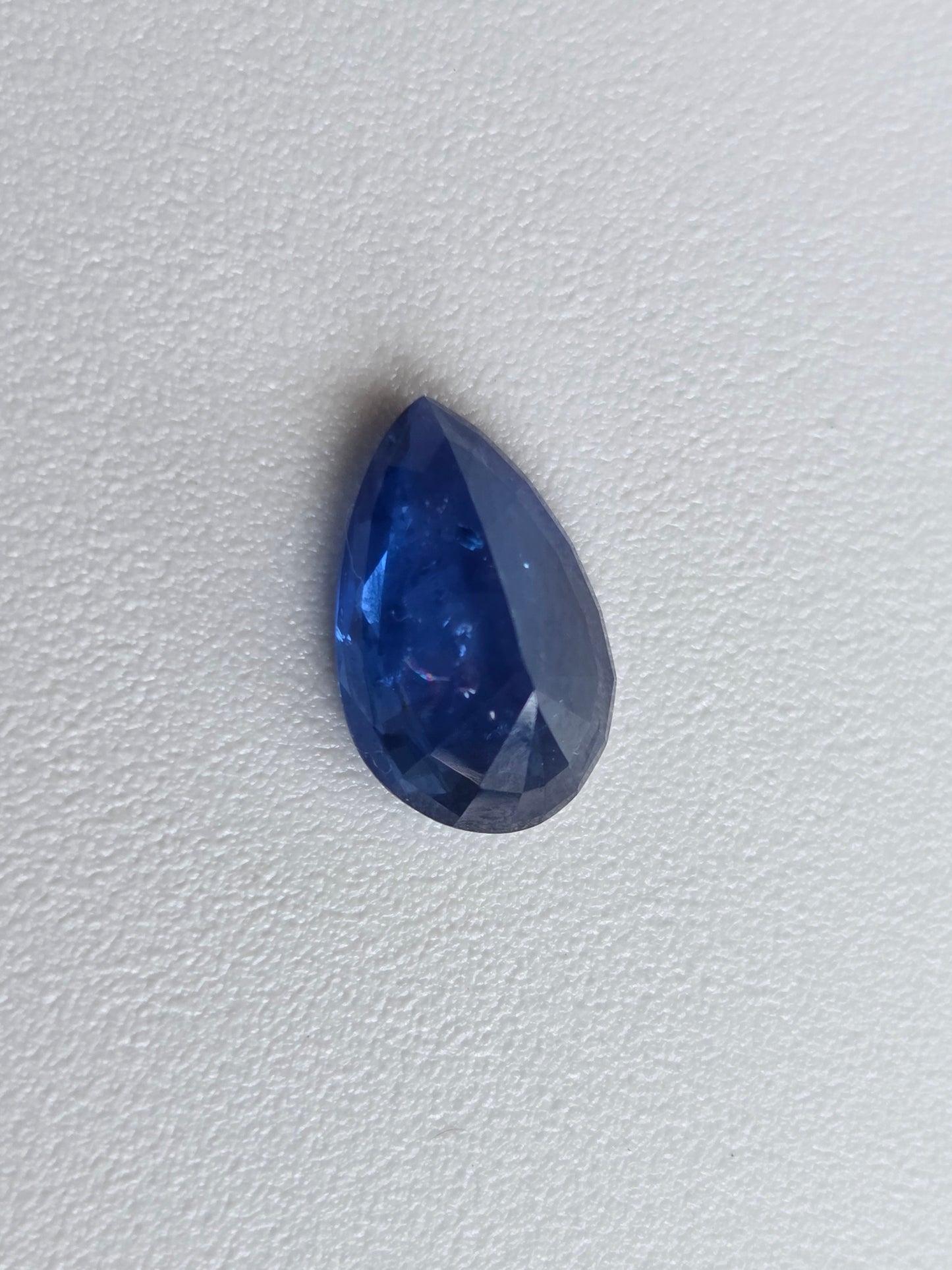 2.55 CT INTENSE CORNFLOWER BLUE SAPPHIRE - Inclution Visible