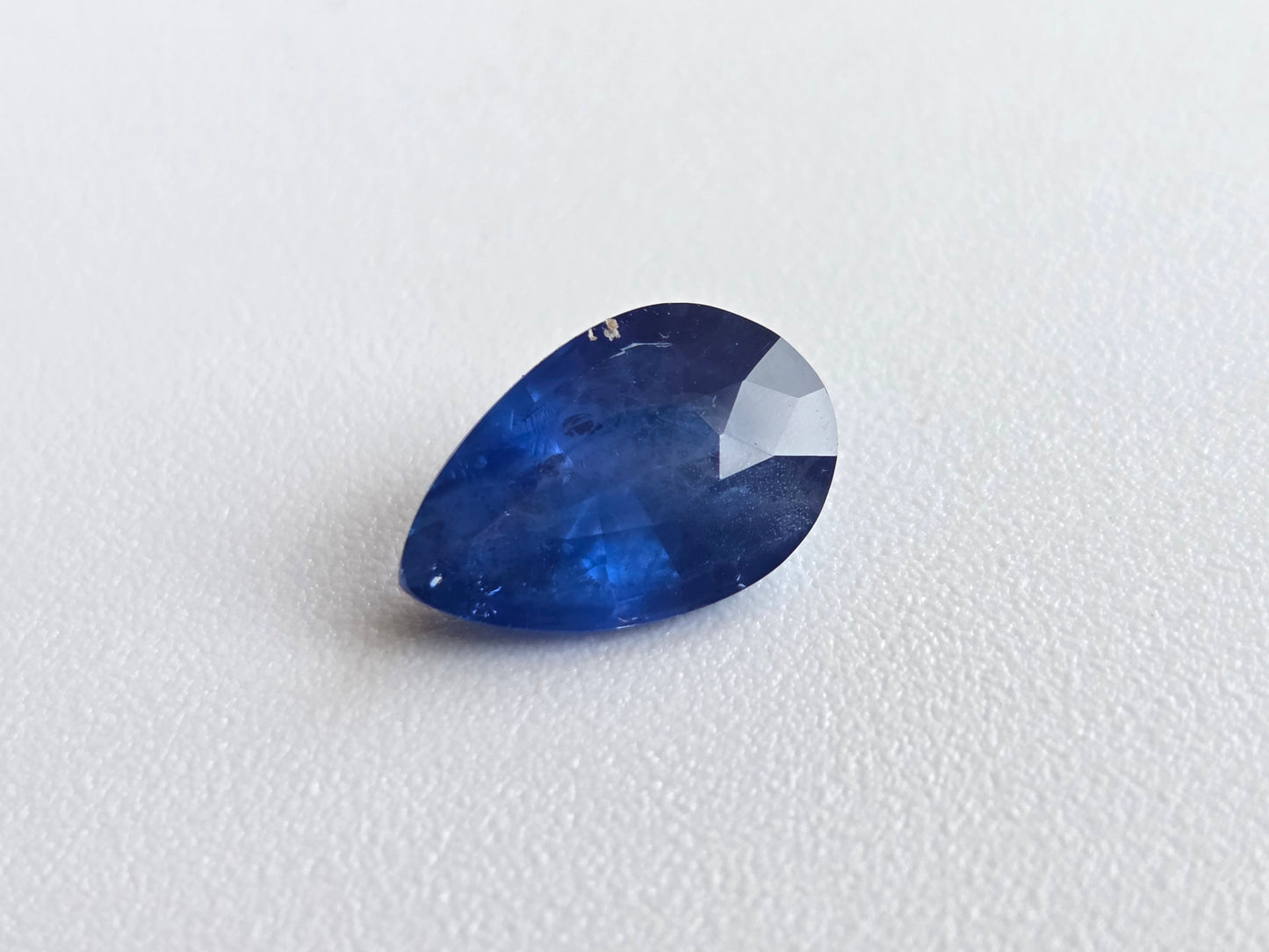 2.55 CT INTENSE CORNFLOWER BLUE SAPPHIRE - Inclution Visible