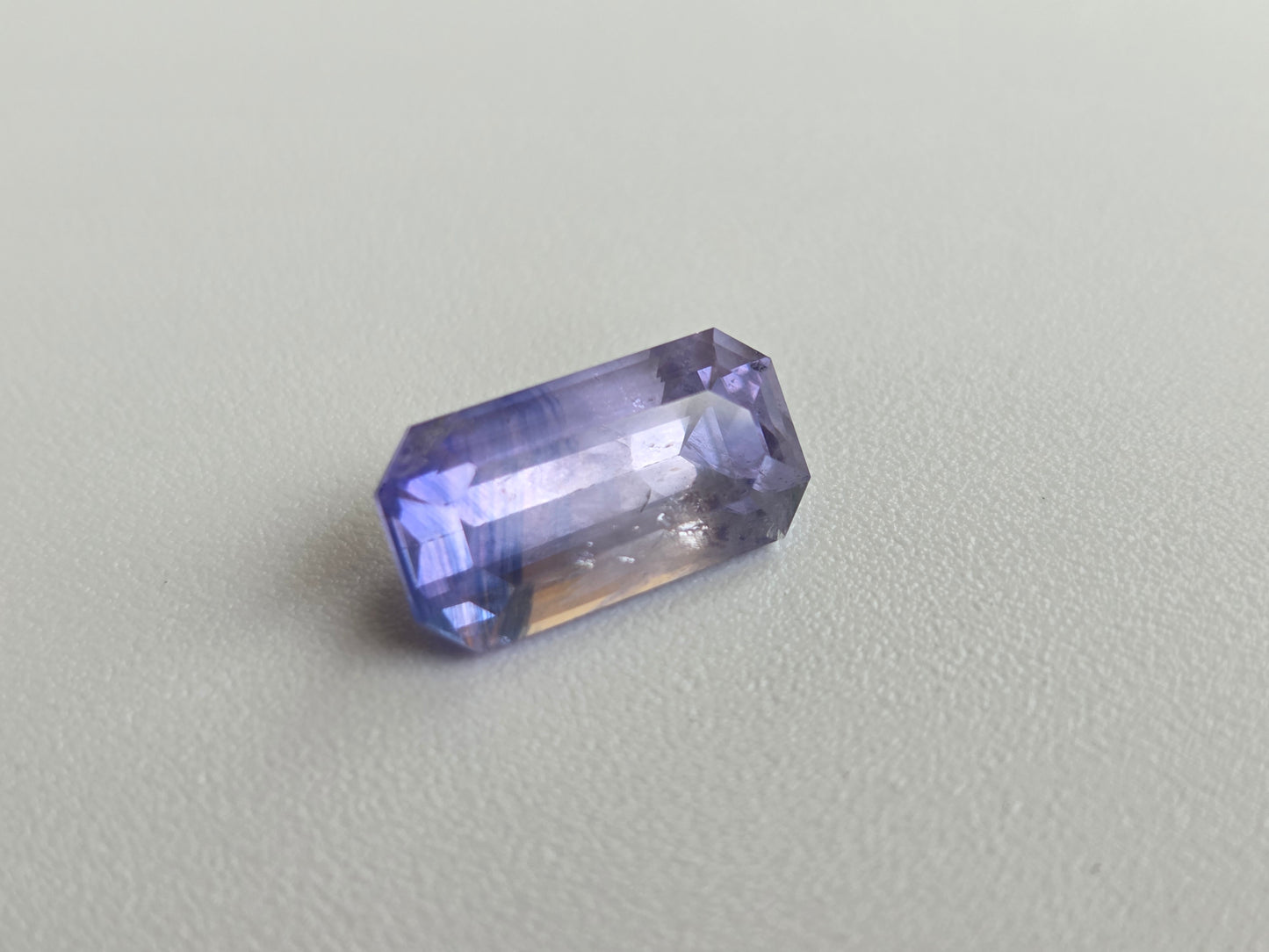 4.95 CT CEYLON LIGHT PURPLE SAPPHIRE - Inclution Visible