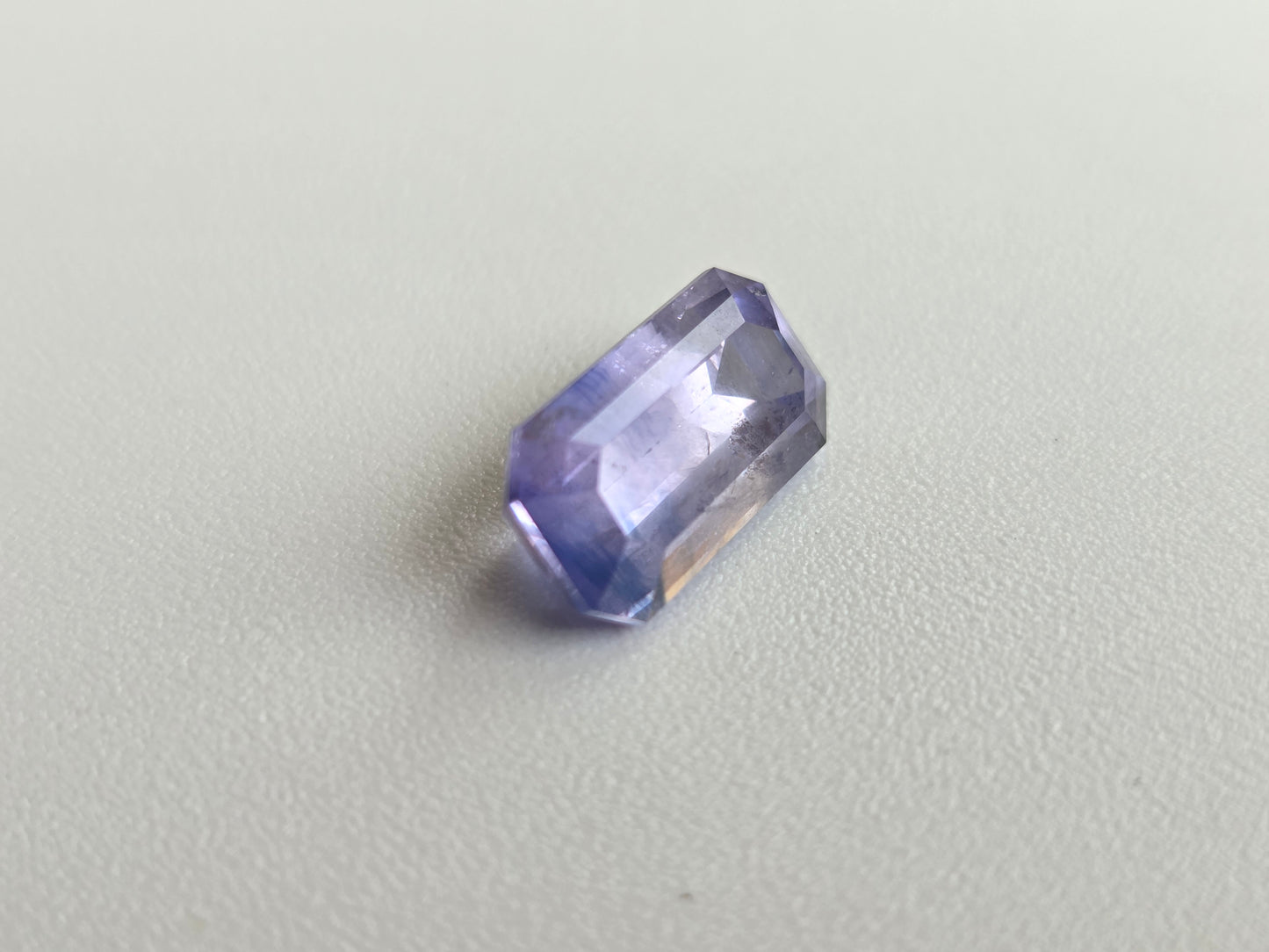 4.95 CT CEYLON LIGHT PURPLE SAPPHIRE - Inclution Visible