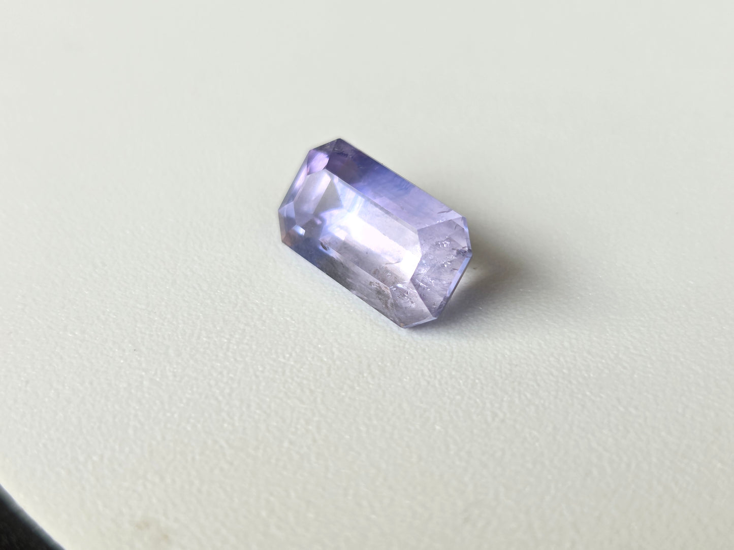 4.95 CT CEYLON LIGHT PURPLE SAPPHIRE - Inclution Visible