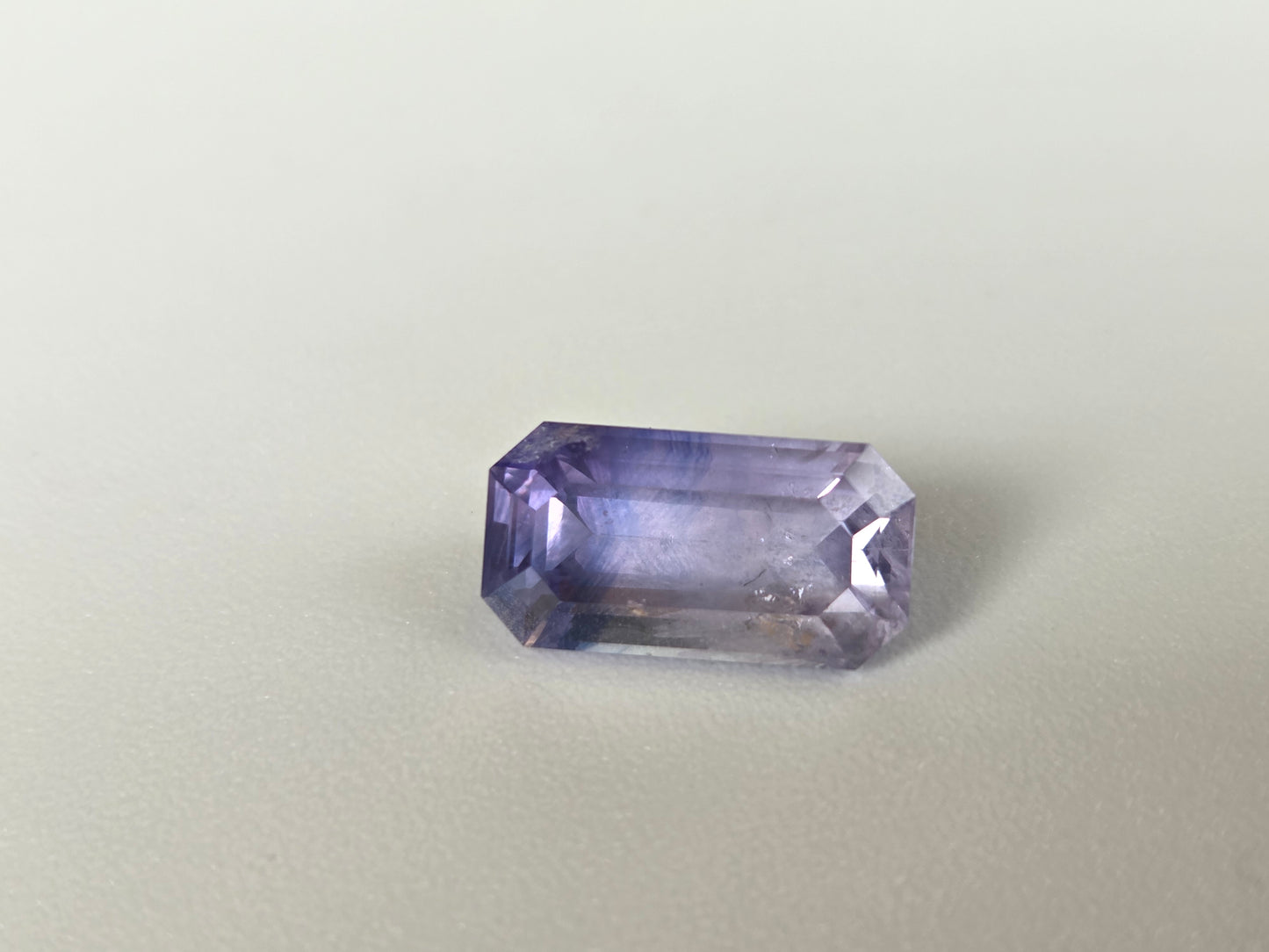 4.95 CT CEYLON LIGHT PURPLE SAPPHIRE - Inclution Visible