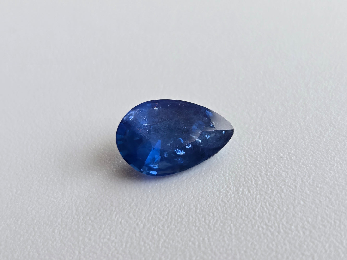 2.55 CT INTENSE CORNFLOWER BLUE SAPPHIRE - Inclution Visible